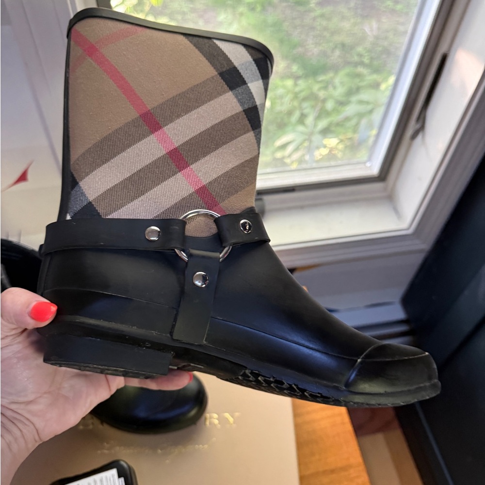 Burberry harness rain boots - Picture 5 of 15